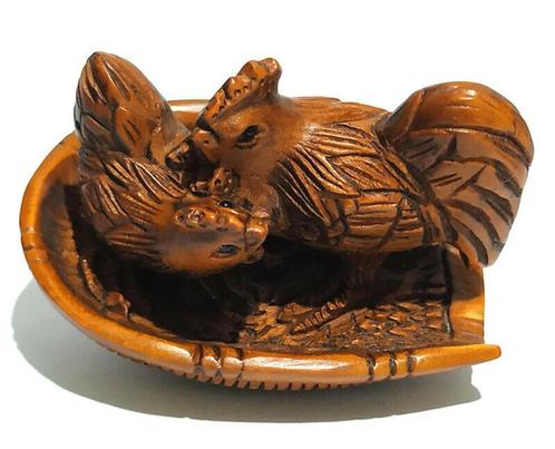Houten Netsuke van een haan met hen in een korf Japan, Verzamelen, Dierenverzamelingen, Nieuw, Beeldje of Figuurtje, Boerderijdier