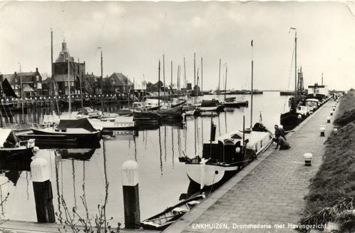 Enkhuizen, Drommedaris met Havengezicht - volk boten - 1967, Verzamelen, Ansichtkaarten | Nederland, Gelopen, Noord-Holland, 1960 tot 1980