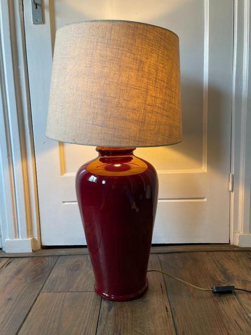 Grote bordeauxrode tafellamp – 73 cm hoog met kap(pen), Huis en Inrichting, Lampen | Tafellampen, Gebruikt, 50 tot 75 cm, Overige materialen