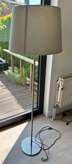 Staande lamp rvs met beige kap, Huis en Inrichting, Lampen | Vloerlampen, Ophalen, Zo goed als nieuw