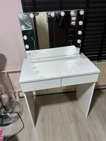 Kaptafel met spiegel en verlichting beschikbaar voor biedingen