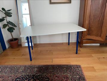 Bureau Tafel met blauwe poten (Ral 5002) beschikbaar voor biedingen