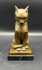 Bronzen zittende kat op een marmeren voet.