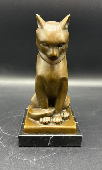 Bronzen zittende kat op een marmeren voet. beschikbaar voor biedingen