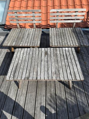 Twee lounge stoelen en een tafel beschikbaar voor biedingen
