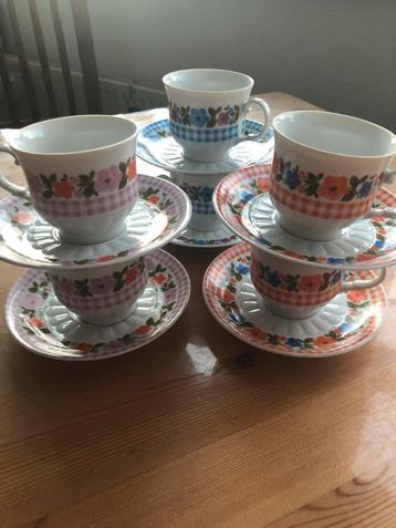 Theeservies met bloemen beschikbaar voor biedingen
