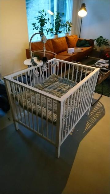 Box met kleed en mobiel beschikbaar voor biedingen