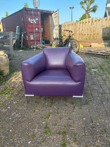Paars lederen fauteuil beschikbaar voor biedingen