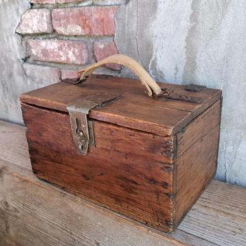 Oud brocante houten kistje met deksel metalen beslag *Etage3 beschikbaar voor biedingen
