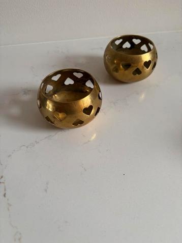 Set van 2 vintage messing waxinelichthouders met hartjes beschikbaar voor biedingen