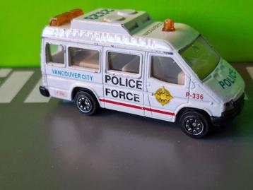 Pioneer - Ford Transit Vancouver Police [wit] 1/64 beschikbaar voor biedingen