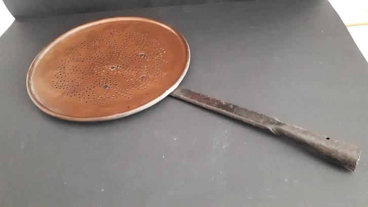 Roodkoperen plaat met gaatjes ijzeren handgreep, Antiek en Kunst, Antiek | Koper en Brons, Koper, Ophalen of Verzenden