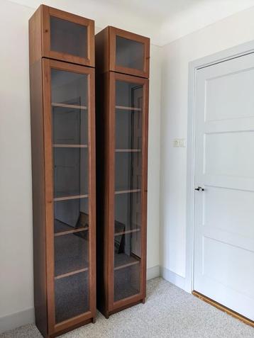 2 IKEA Billy boekenkasten met vitrinedeuren notenfineer beschikbaar voor biedingen