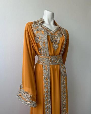 "Elegante oranje takchita met zilveren borduursel"
 beschikbaar voor biedingen