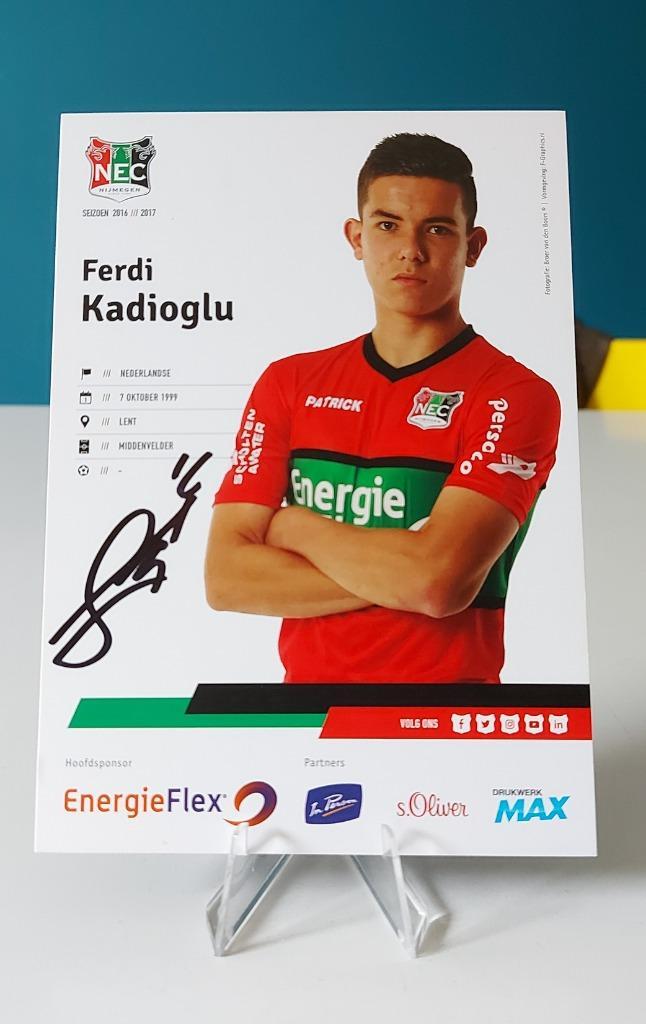 spelerskaart NEC Nijmegen Ferdi Kadioglu ROOKIE signed, Verzamelen, Sportartikelen en Voetbal, Zo goed als nieuw, Spelerskaart