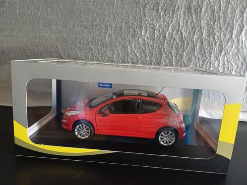 Peugeot 207 3 drs. hb 2006 Rouge Aden experience center, Hobby en Vrije tijd, Modelauto's | 1:18, Nieuw, Auto, Overige merken