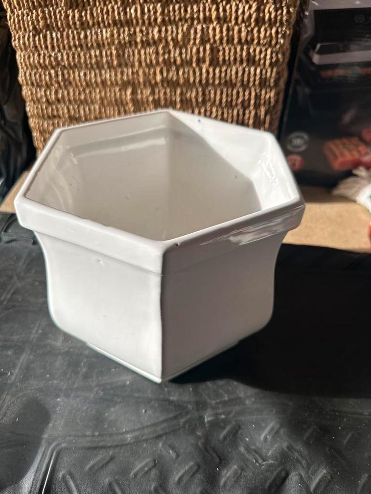 Kleine witte keramische bloempot – TEKA Kampen, Tuin en Terras, Bloempotten, Zo goed als nieuw, Aardewerk, Minder dan 40 cm, Minder dan 25 cm