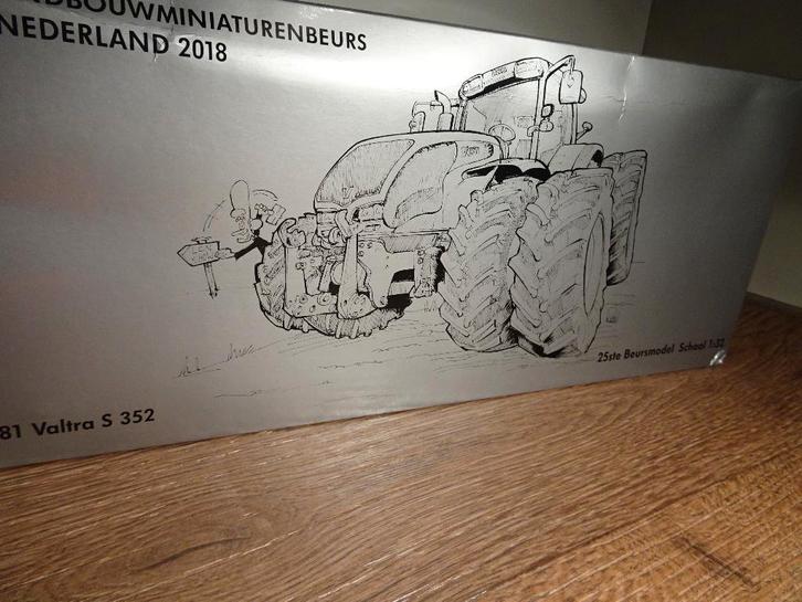 Te koop Siku Valtra S352 met Holaras LCN beursmodel 2018., Hobby en Vrije tijd, Modelauto's | 1:32, Zo goed als nieuw, Tractor of Landbouw
