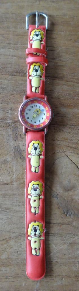 Kinder horloge (rood met leeuw) ZGAN!, Sieraden, Tassen en Uiterlijk, Horloges | Kinderen, Zo goed als nieuw, Jongen of Meisje