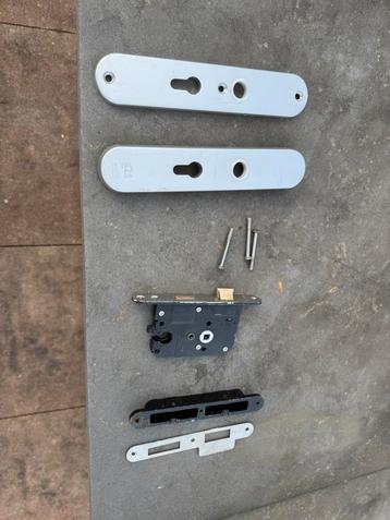Deur cilinder sloten 55 mm pc maat met deur schilden beschikbaar voor biedingen