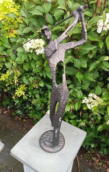 Aparte abstracte gietijzeren beeld de golfer. beschikbaar voor biedingen