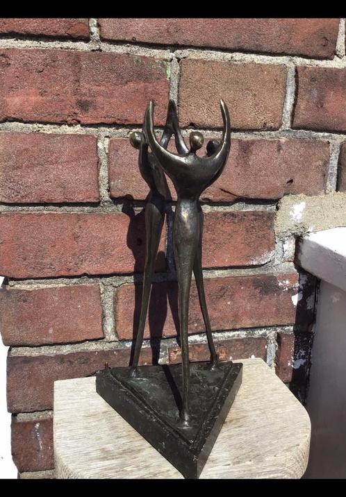 Hoog slank beeld met 3 personen en marmeren boet ong 24,5 cm, Antiek en Kunst, Kunst | Beelden en Houtsnijwerken, Ophalen of Verzenden