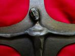 Gestileerd bronzen kruisbeeld met corpus Jezus Christus, Antiek en Kunst, Antiek | Religie, Ophalen of Verzenden