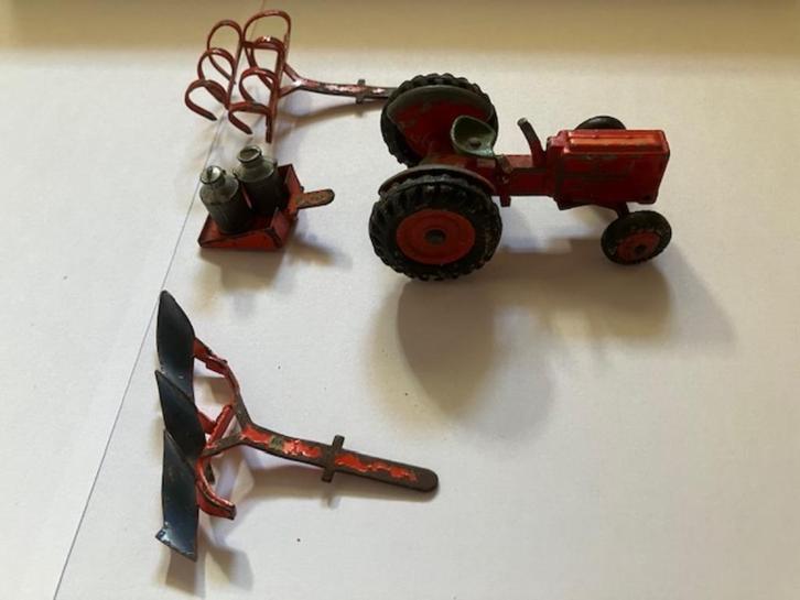 Ferguson (deens) + ploeg + eg + bak met 4 melkbussen € 20,00, Hobby en Vrije tijd, Modelauto's | Overige schalen, Gebruikt, Tractor of Landbouw