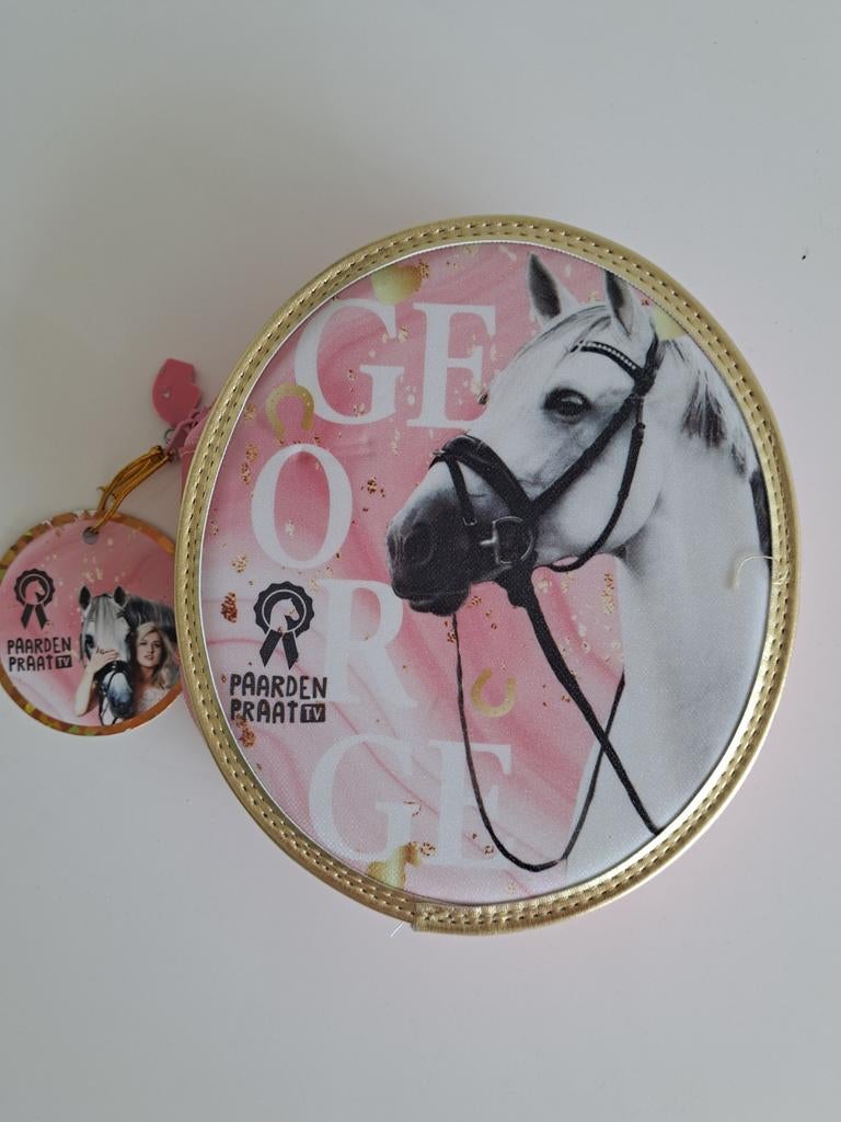 Etui paardenpraat tv, Ophalen