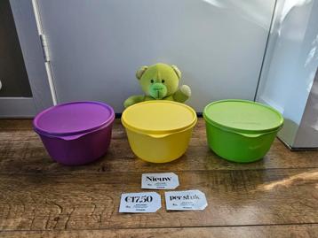# Tupperware nieuwe ruimtekommen 2 liter gekleurd beschikbaar voor biedingen