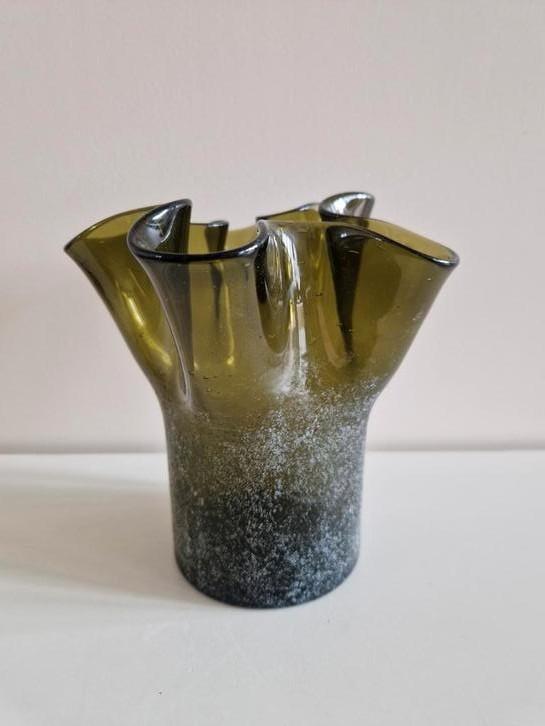 Antiek mondgeblazen zakdoekvaas in olijfgroen 60's., Antiek en Kunst, Antiek | Glas en Kristal, Ophalen of Verzenden