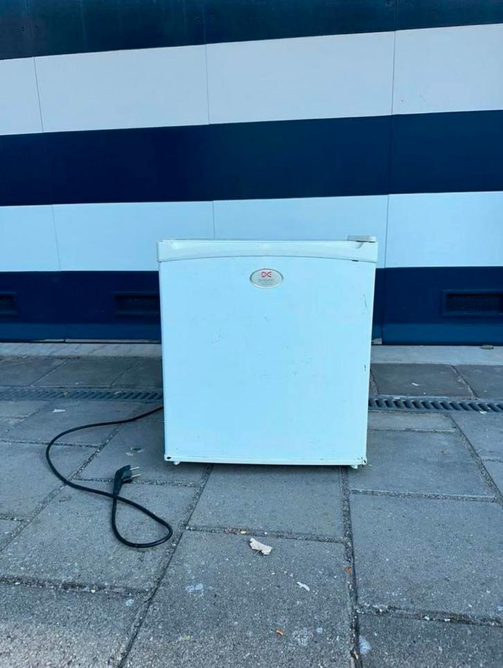Daewoo mini koelkast – wit, met vriesvak, Witgoed en Apparatuur, Koelkasten en IJskasten, Gebruikt, Met vriesvak, Minder dan 75 liter