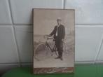 Antieke oude foto kaart man met fiets fotograaf Utrecht, Ophalen, Foto, Zo goed als nieuw, Voor 1940
