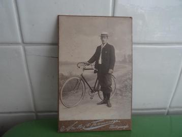 Antieke oude foto kaart man met fiets fotograaf Utrecht  beschikbaar voor biedingen