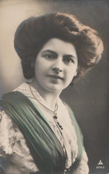 MEISJE JURK uit 1909 ZEER MOOIE KAART KH692 beschikbaar voor biedingen