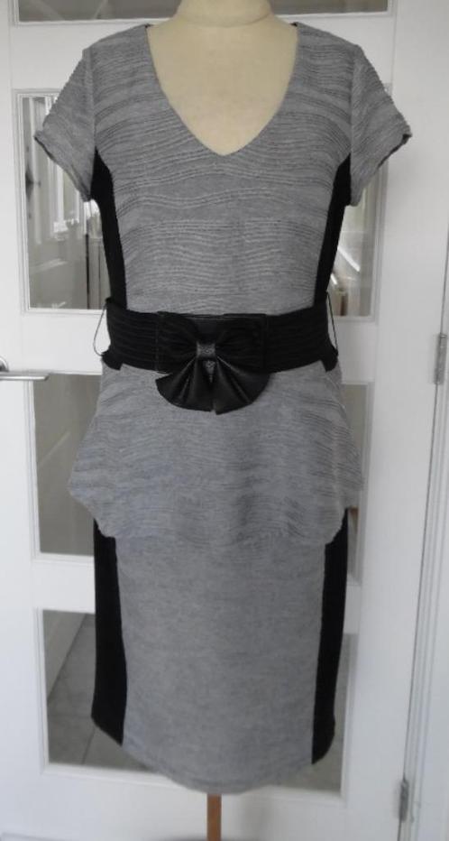 Joseph Ribkoff jurk grijs zwart met brede riem maat 38, Kleding | Dames, Jurken, Zo goed als nieuw, Maat 38/40 (M), Zwart, Ophalen of Verzenden