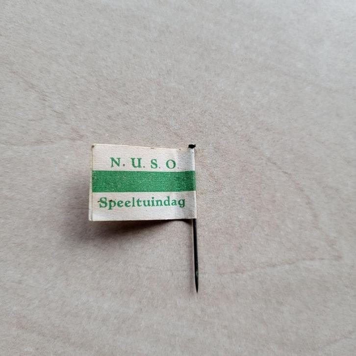NUSO Speeltuindag speldje, Verzamelen, Speldjes, Pins en Buttons, Gebruikt, Speldje of Pin, Overige onderwerpen, Ophalen of Verzenden