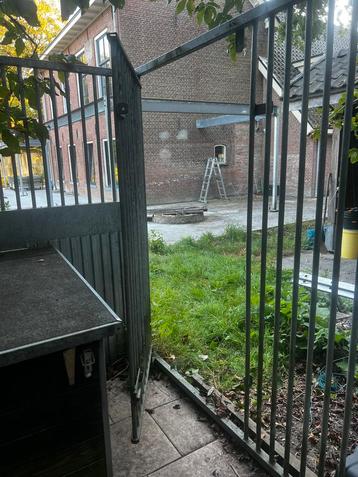 Groot buitenhok van 4 bij 4 met 2 aparte hondenhok beschikbaar voor biedingen