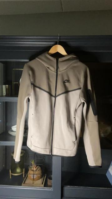 Nike tech beschikbaar voor biedingen