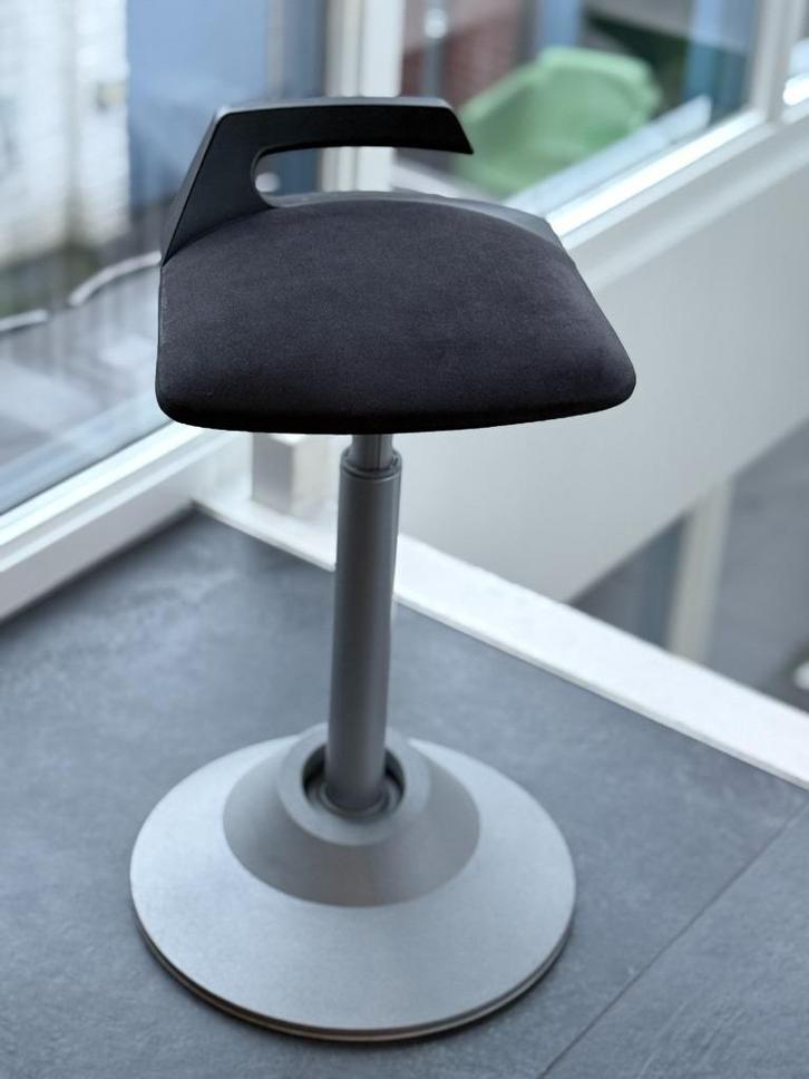 Aeris Muvman | ergonomische sta zit bureau kruk | IZGS, Huis en Inrichting, Bureaustoelen, Gebruikt, Bureaukruk, Overige kleuren