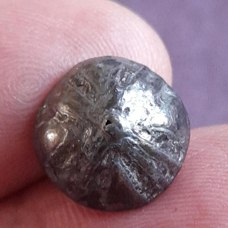 Bodemvondst Friesland: Zilveren Knoop, Antiek en Kunst, Antiek | Goud en Zilver, Verzenden