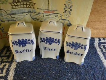 oude keukenpotten/ kruidenpotjes porselein/ voorraadpotjes beschikbaar voor biedingen