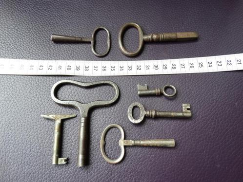 7x Oude sleutels: 4 voor een klok (?) 3 voor een kast, Antiek en Kunst, Antiek | Woonaccessoires, Verzenden