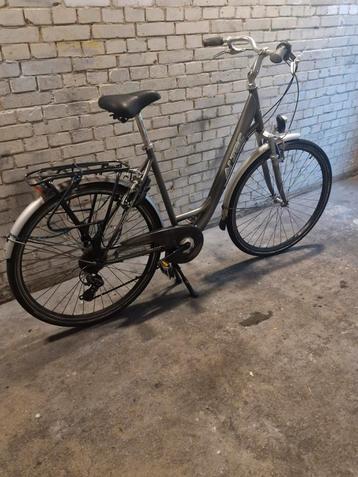 Te koop! Altec merk fiets 28 maat. Met slot en sleutel  beschikbaar voor biedingen