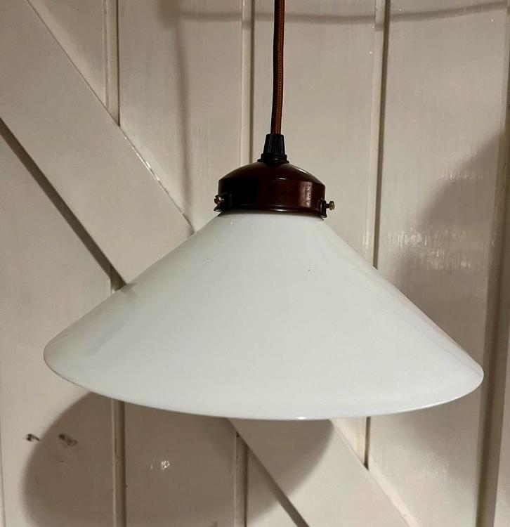 Vintage hanglampje opaal glas en bakeliet E27, Huis en Inrichting, Lampen | Hanglampen, Gebruikt, Minder dan 50 cm, Glas, Overige materialen