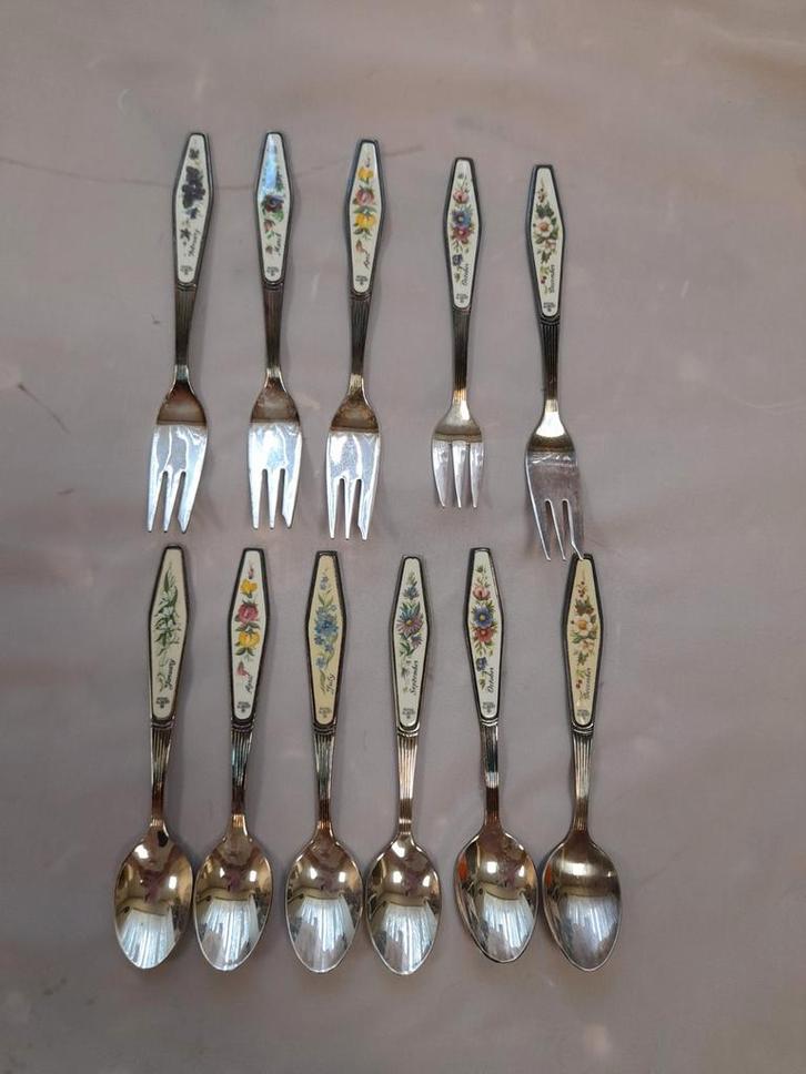 Royal albert flower of the month vorkjes en lepeltjes 10 ps, Antiek en Kunst, Antiek | Servies compleet, Ophalen of Verzenden