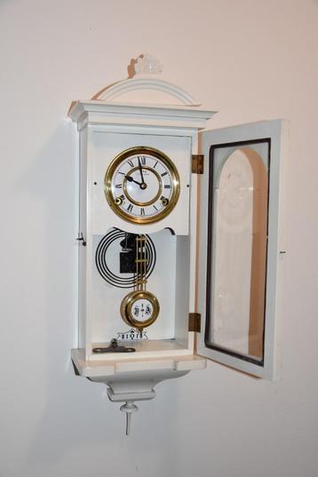 Vintage Witte Wandklok van Commodor beschikbaar voor biedingen