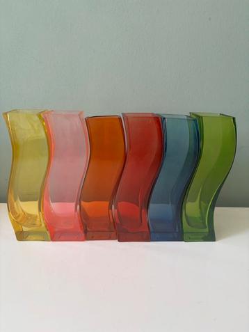Regenboog vaasjes. Diverse kleuren  beschikbaar voor biedingen