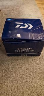 Daiwa 21 Emblem 45 SCW QD-SD Vismolen - Nieuw in doos, Watersport en Boten, Hengelsport | Karpervissen, Ophalen of Verzenden, Nieuw
