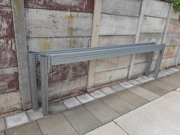 Aluminium stelling delen voor een werkbank maken.  beschikbaar voor biedingen